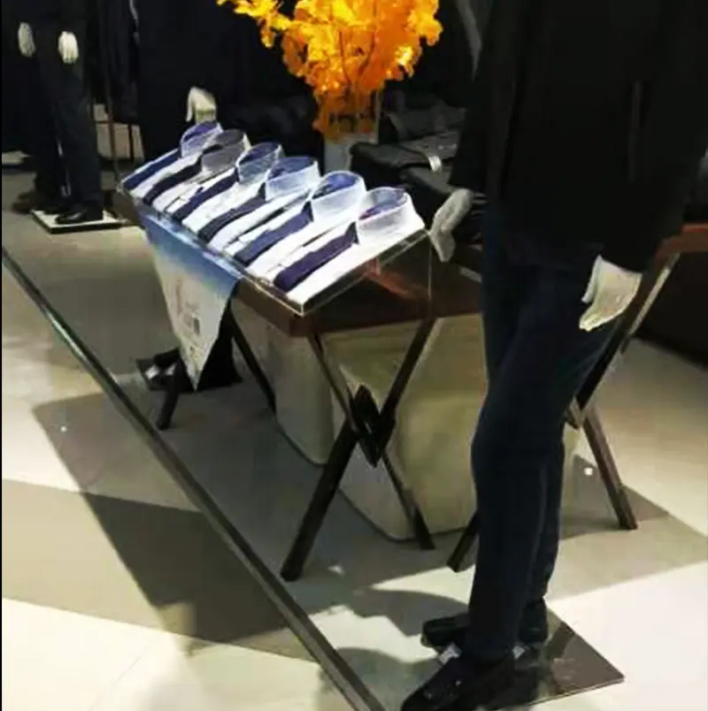 Acrylic shirt display rack for clothing store - Morshopfitting (3)