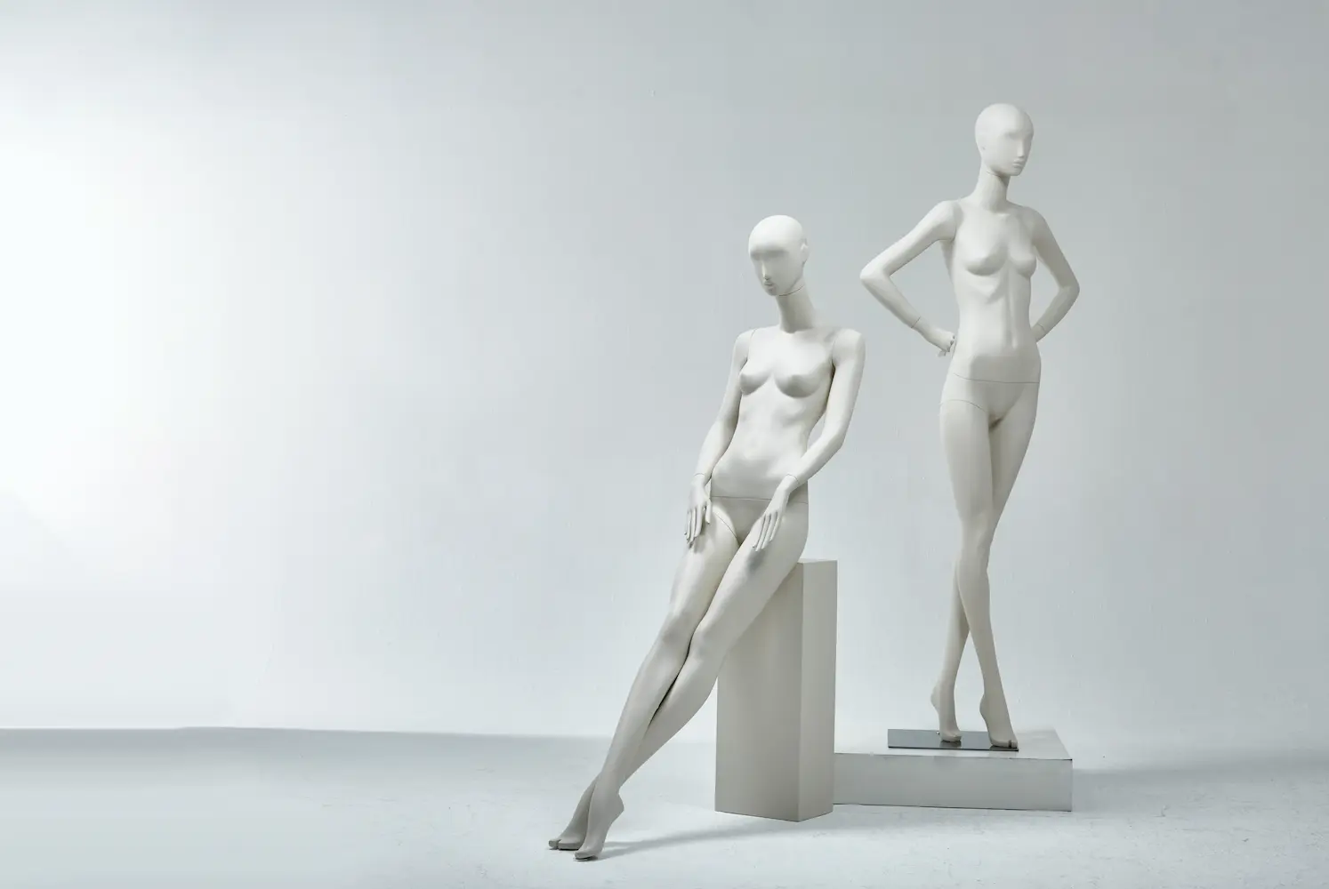 abc visual merchandising female clothes mannequin for sale in storefront window display richenmannequin (22)