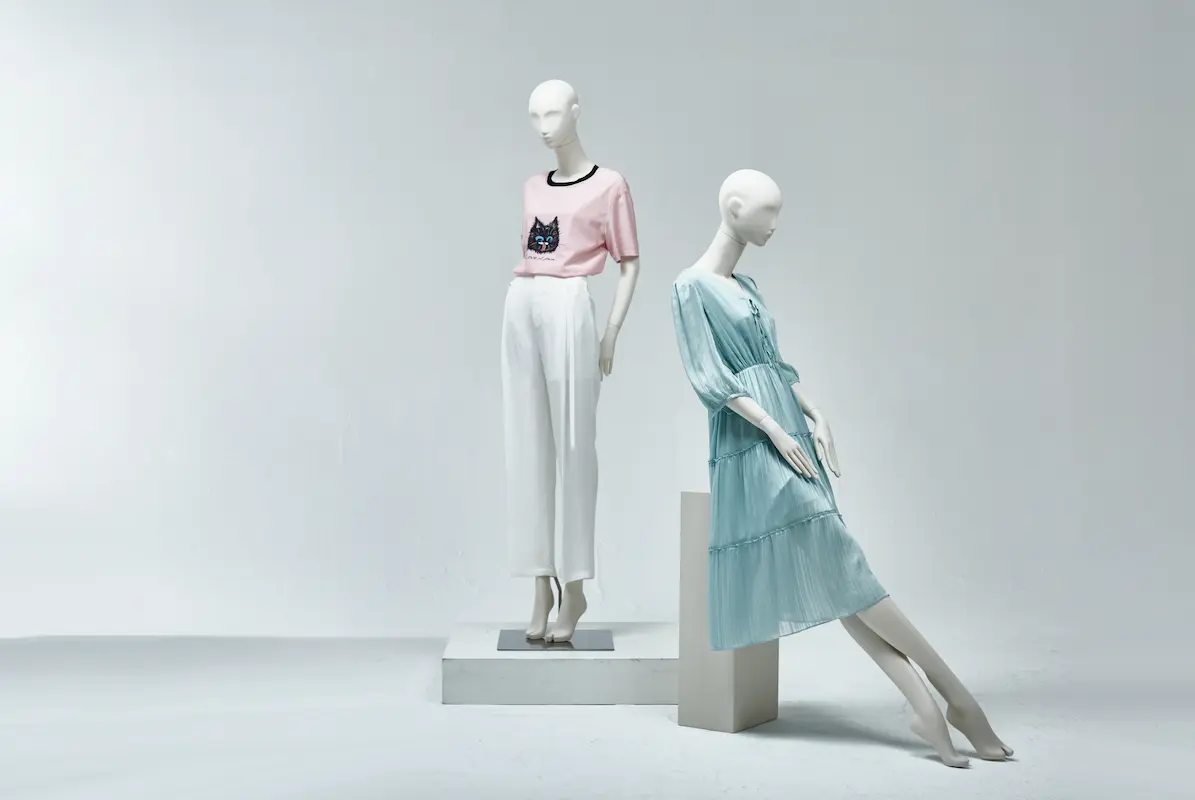 abc visual merchandising female clothes mannequin for sale in storefront window display richenmannequin (25)