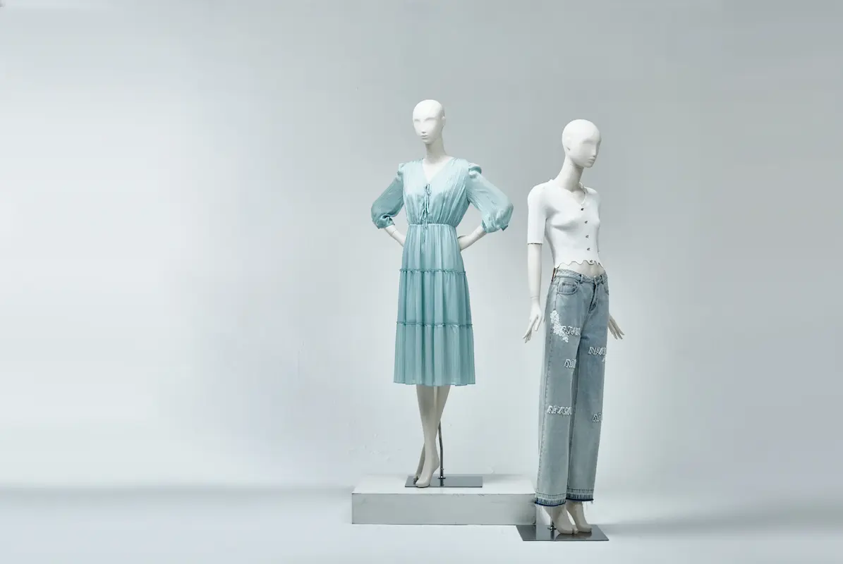 abc visual merchandising female clothes mannequin for sale in storefront window display richenmannequin (26)