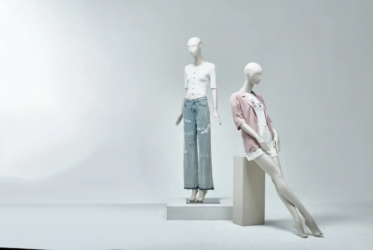 abc visual merchandising female clothes mannequin for sale in storefront window display richenmannequin (27)