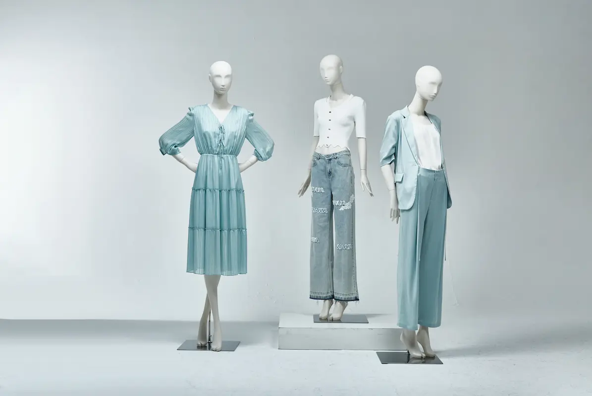 abc visual merchandising female clothes mannequin for sale in storefront window display richenmannequin (28)