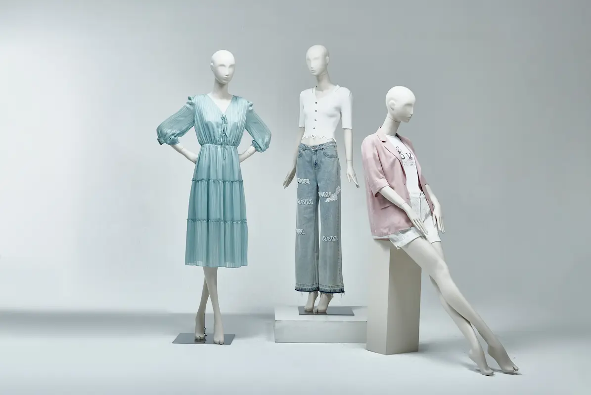 abc visual merchandising female clothes mannequin for sale in storefront window display richenmannequin (30)