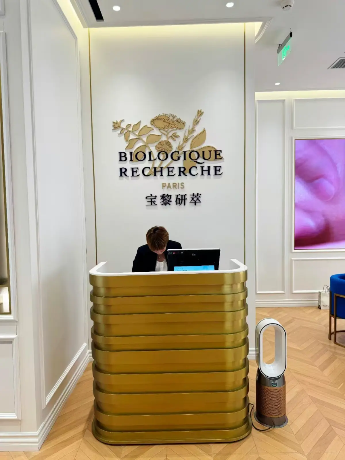 cosmetic retail store design makeup display stand perfume shop shelf rack interior decoration (2) cosmetic retail store design makeup display stand perfume shop shelf rack interior decoration (2)