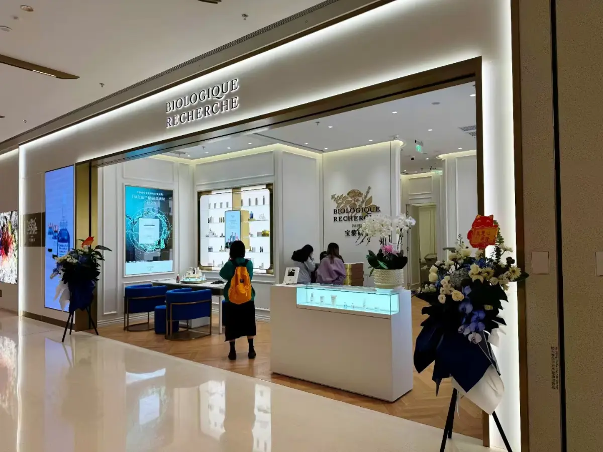 cosmetic retail store design makeup display stand perfume shop shelf rack interior decoration (3) cosmetic retail store design makeup display stand perfume shop shelf rack interior decoration (2)