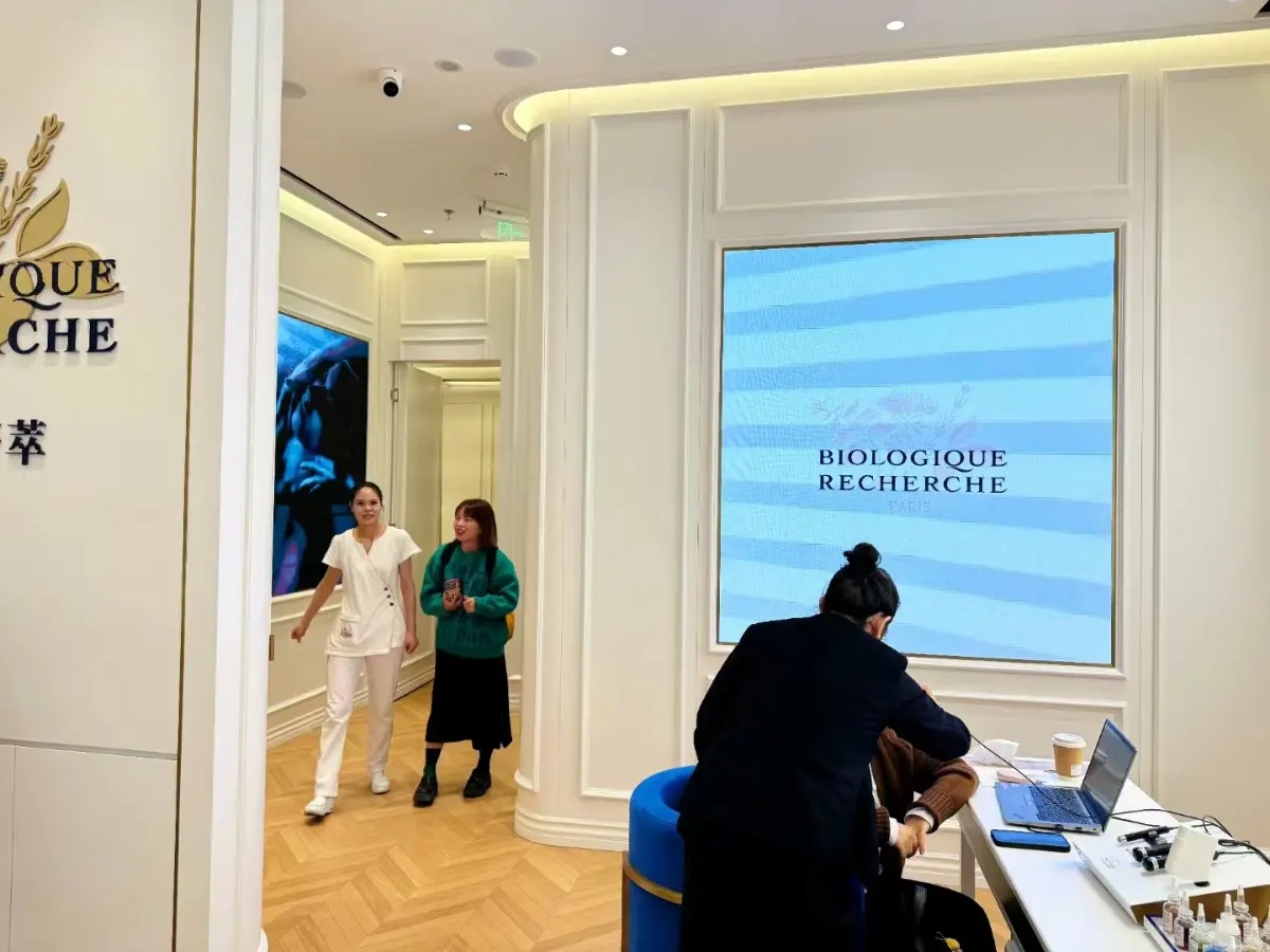 cosmetic retail store design makeup display stand perfume shop shelf rack interior decoration (4) cosmetic retail store design makeup display stand perfume shop shelf rack interior decoration (2)