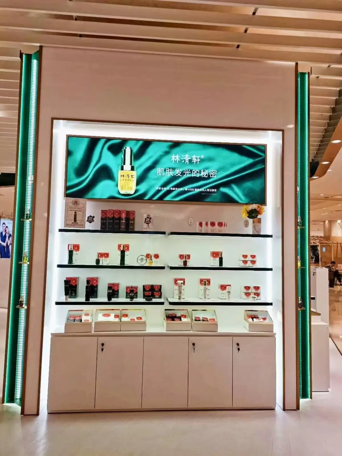 cosmetic retail store design makeup display stand perfume shop shelf rack interior decoration-morshopfitting (2) cosmetic retail store design makeup display stand perfume shop shelf rack interior decoration-morshopfitting (5)