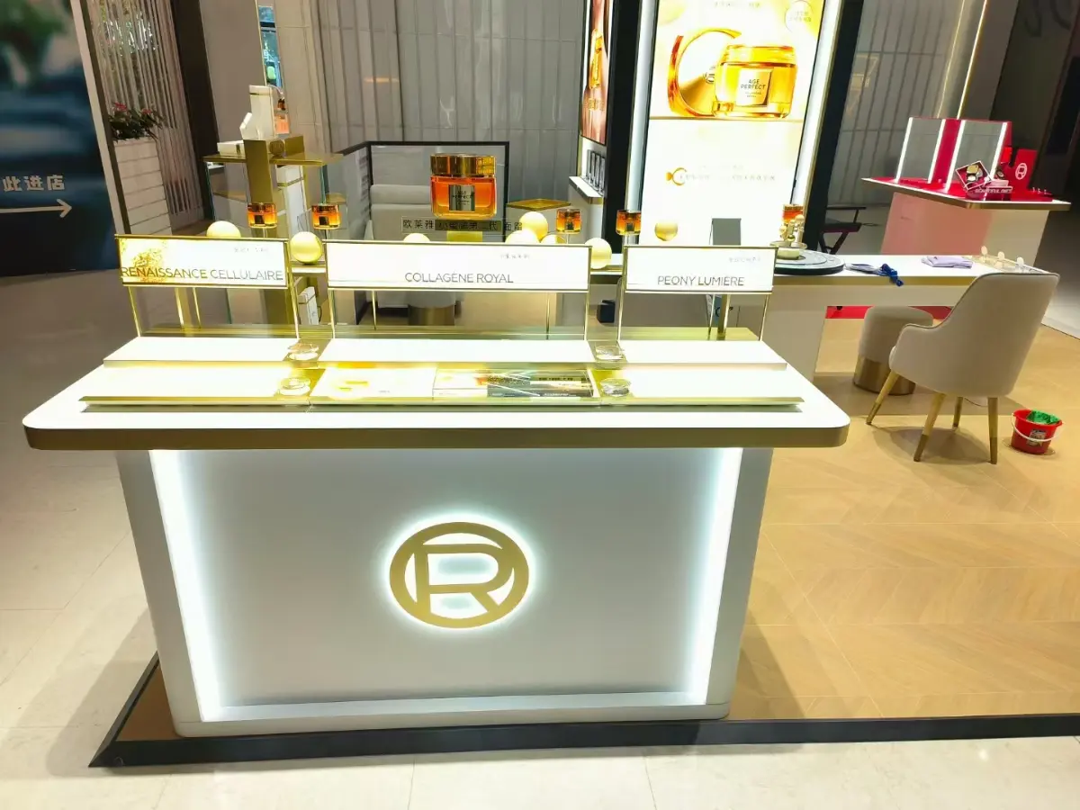 L'Oreal Cosmetic Store Fixtures Customization -Morshopfitting (6) L'Oreal Cosmetic Store Fixtures Customization -Morshopfitting (1)